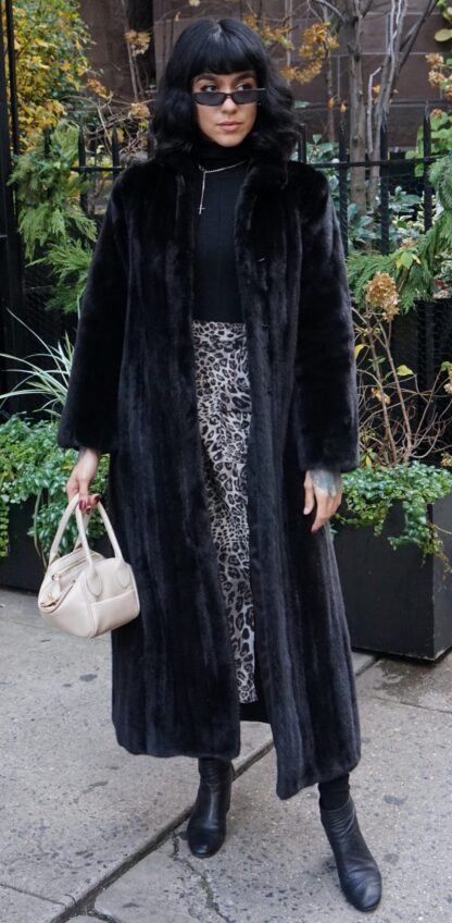 Classic Blackglama Mink Coat 4837 - Image 2